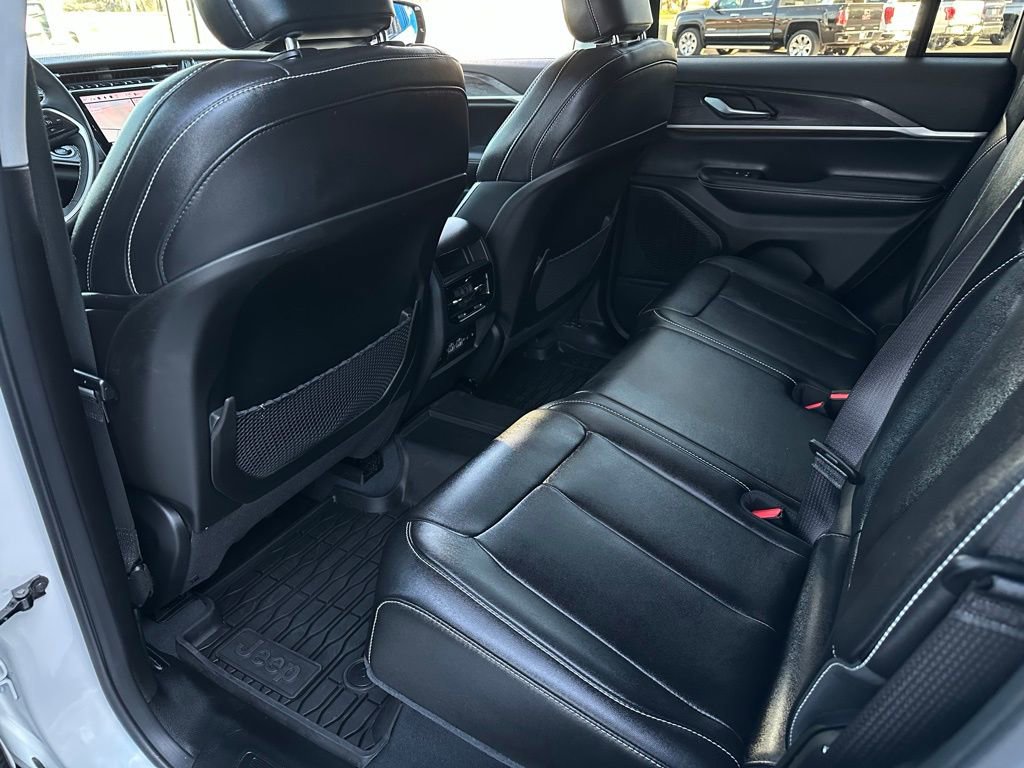 Used 2023 Jeep Grand Cherokee Limited image 16