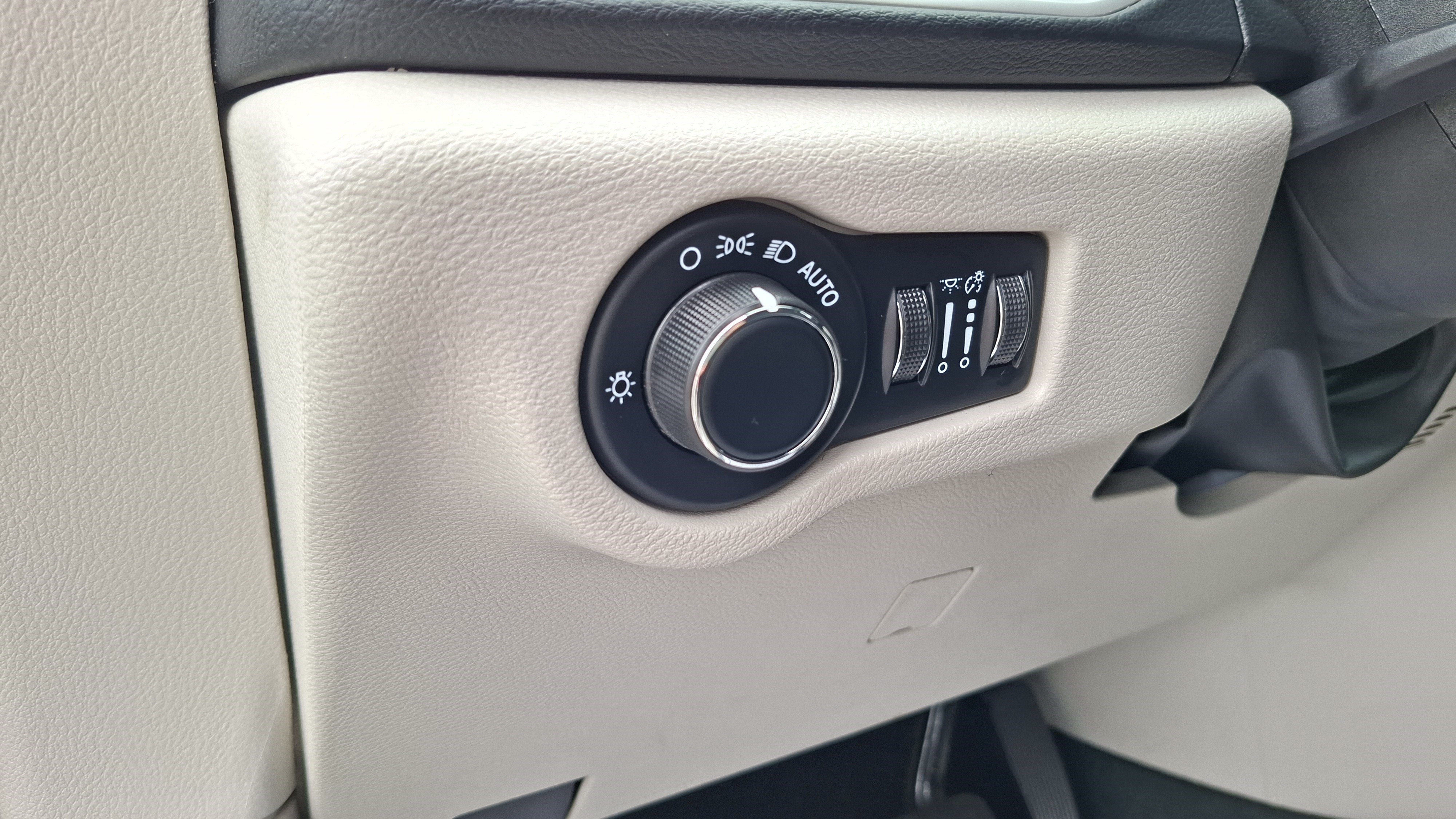 Used 2023 Chrysler Voyager LX FWD image 10