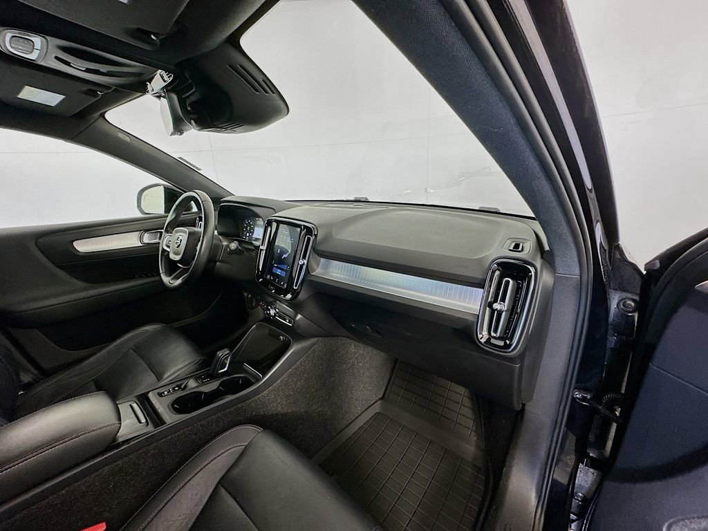 Used 2019 Volvo XC40 T5 Momentum image 30