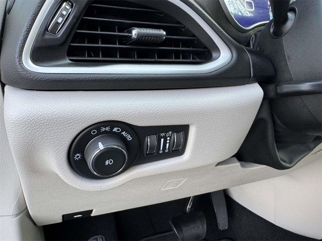 Used 2024 Chrysler Pacifica Touring-L image 9