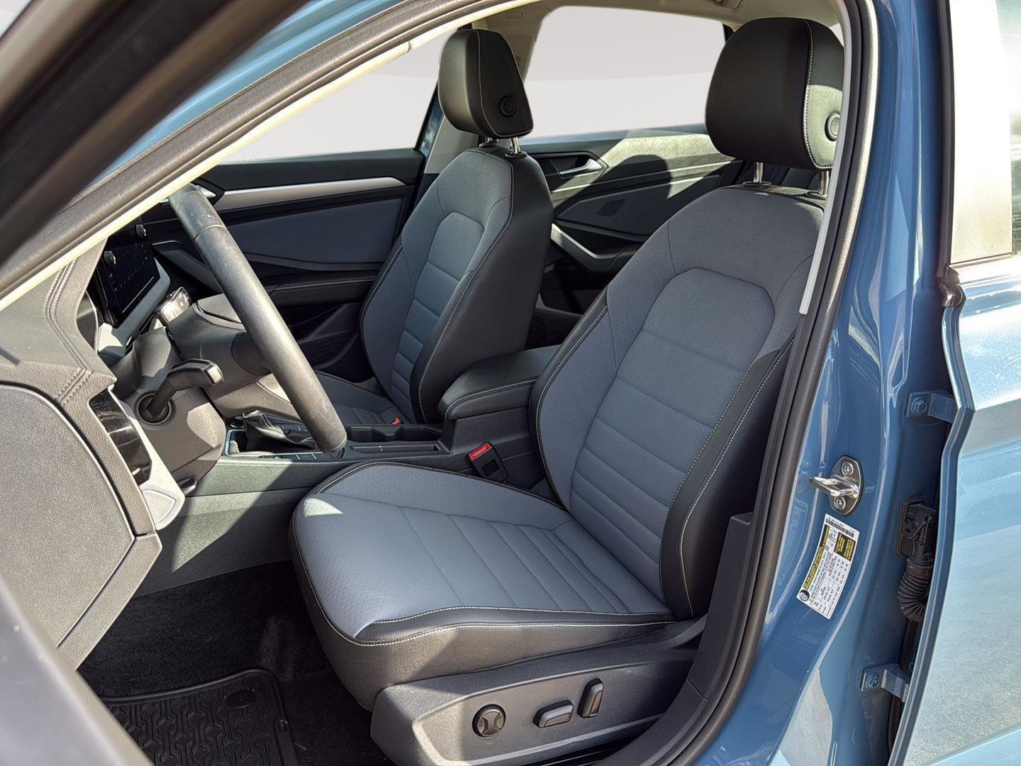 Used 2025 Volkswagen Jetta SE w/ Sunroof Package image 11