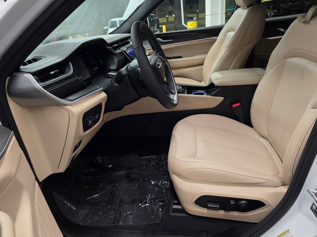 Certified 2024 Jeep Grand Cherokee L Limited AWD/4WD image 16