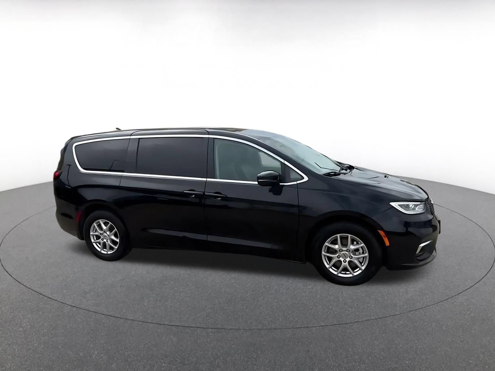 Used 2024 Chrysler Pacifica Touring-L FWD video 2
