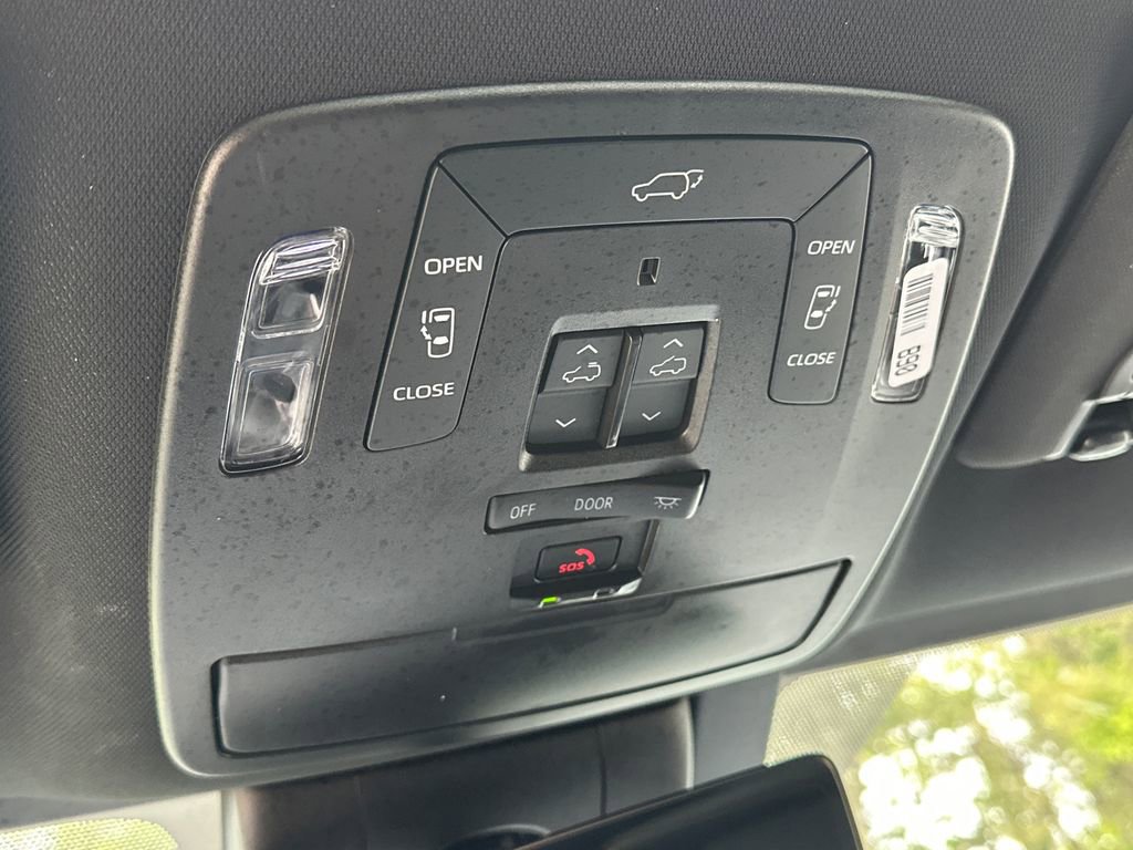 Used 2025 Toyota Sienna Platinum AWD/4WD image 38
