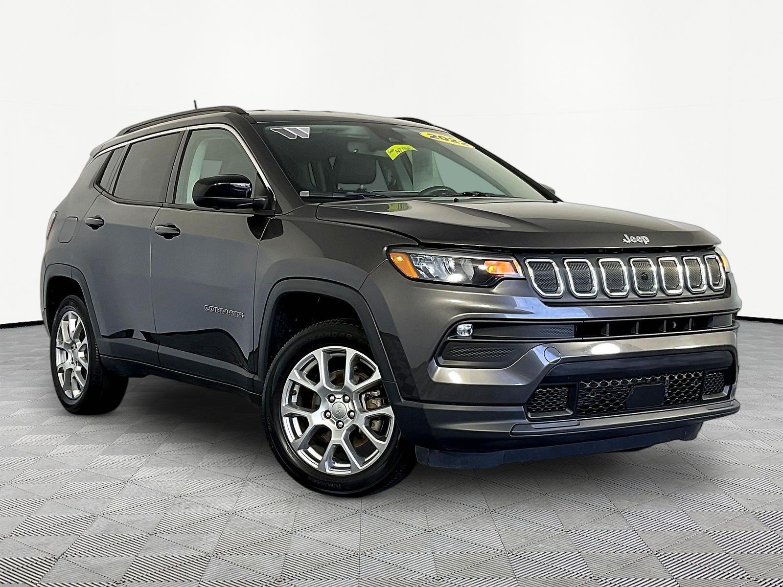 Used 2022 Jeep Compass Latitude AWD/4WD image 3