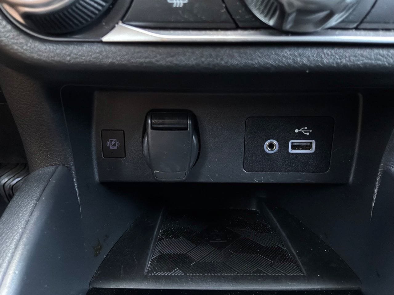 Used 2025 Nissan Versa SV FWD image 27