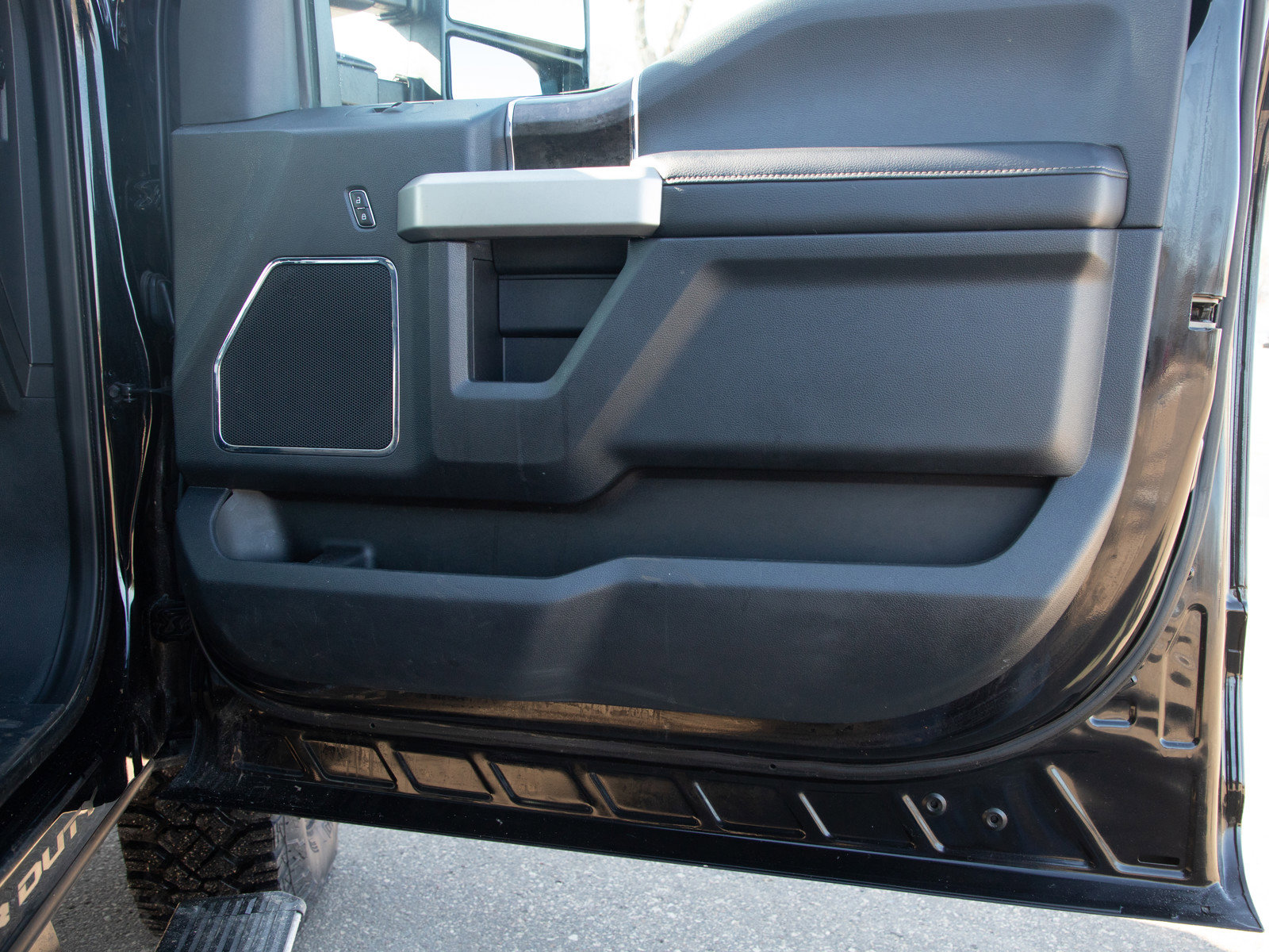 Used 2022 Ford F250 Lariat w/ Tremor Off-Road Package image 11