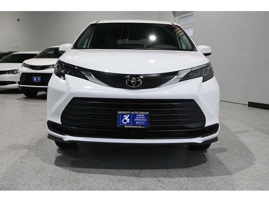 New 2026 Toyota Sienna LE FWD image 4