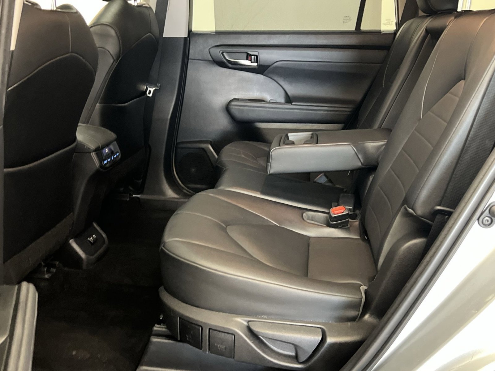 Used 2021 Toyota Highlander XLE image 29