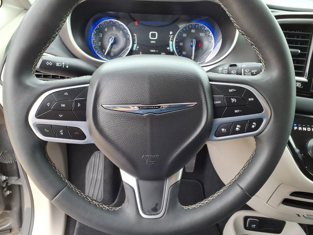 Used 2023 Chrysler Pacifica Touring-L FWD image 19