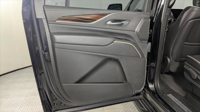 Used 2022 Cadillac Escalade ESV Premium Luxury AWD/4WD image 16