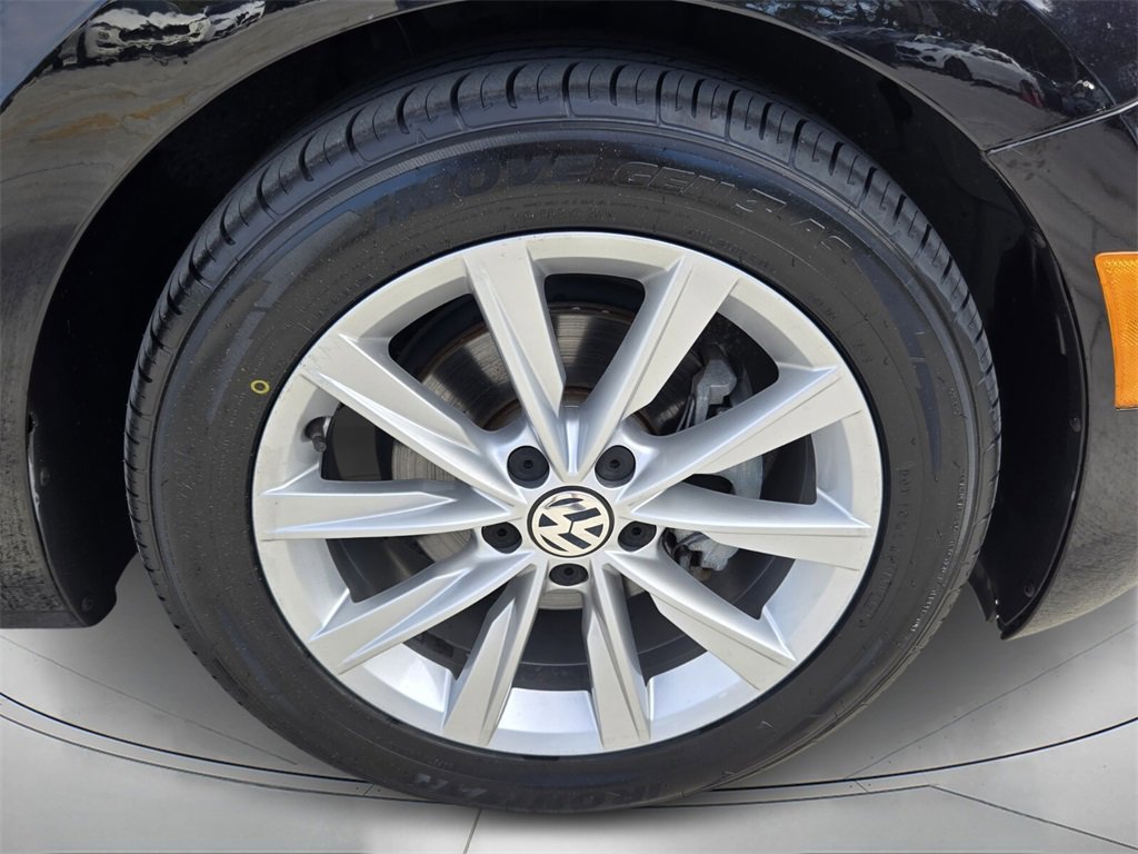 Used 2019 Volkswagen Beetle 2.0T SE image 9