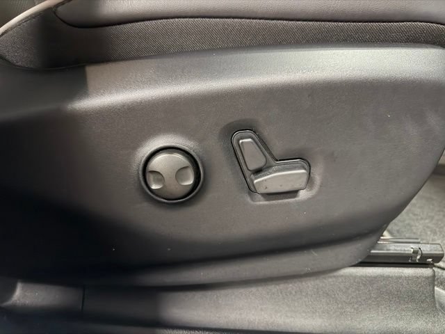 Used 2025 Chrysler Pacifica Limited AWD/4WD image 34