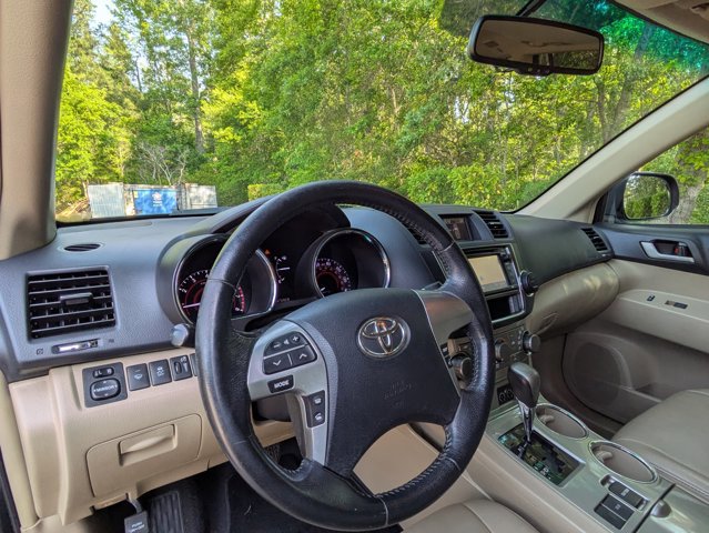 Used 2013 Toyota Highlander SE FWD image 10