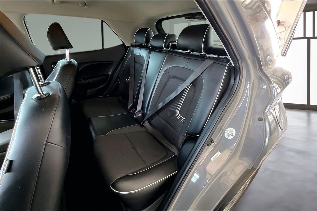 Used 2022 Hyundai Venue Limited FWD image 27