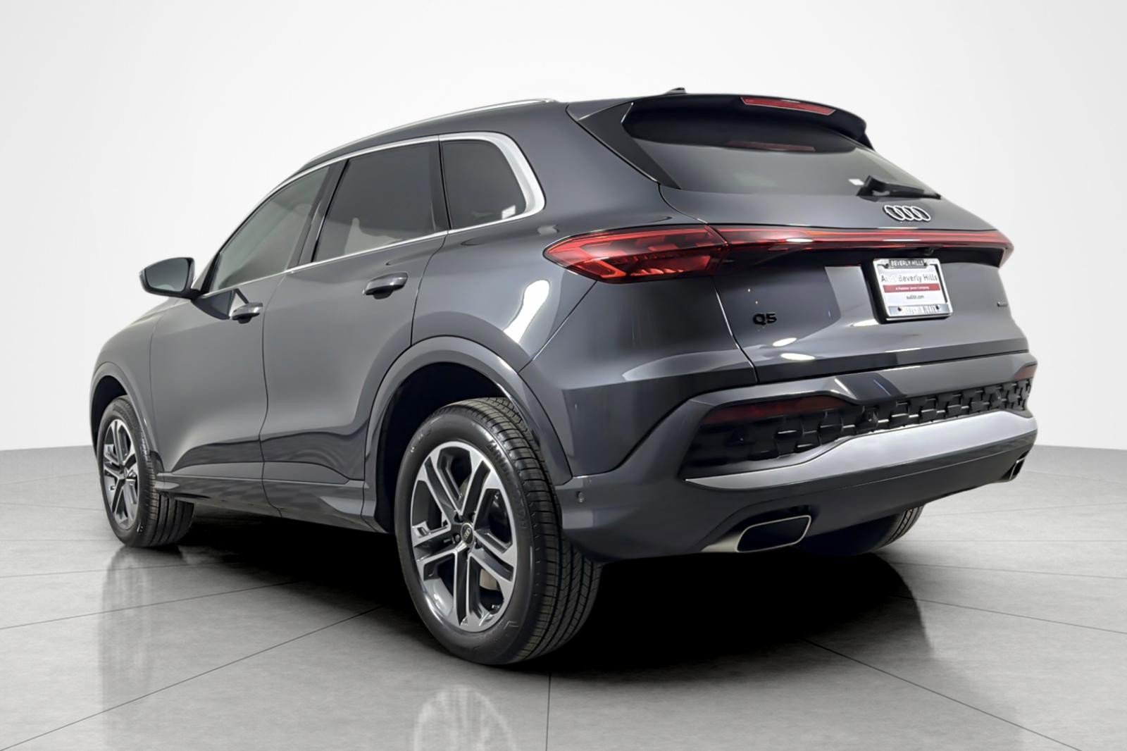 Used 2025 Audi Q5 Premium w/ Convenience Package image 3