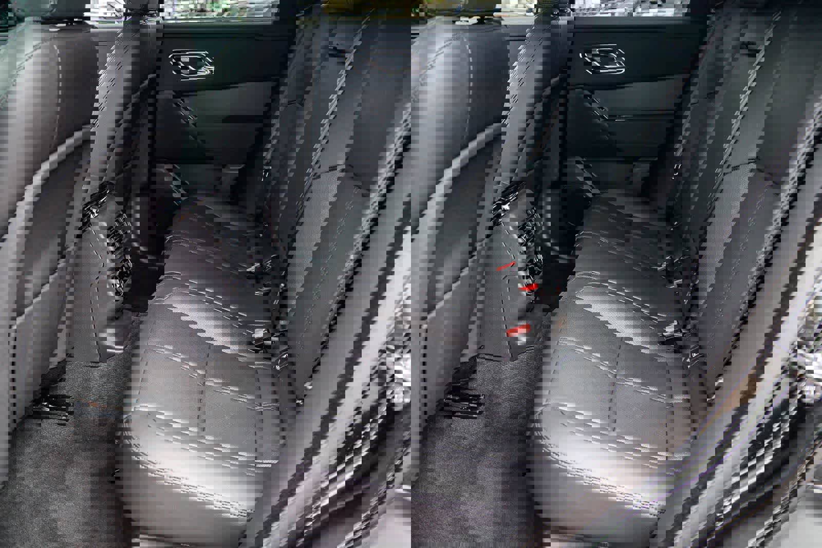 Used 2025 Land Rover Range Rover Velar Dynamic SE image 18