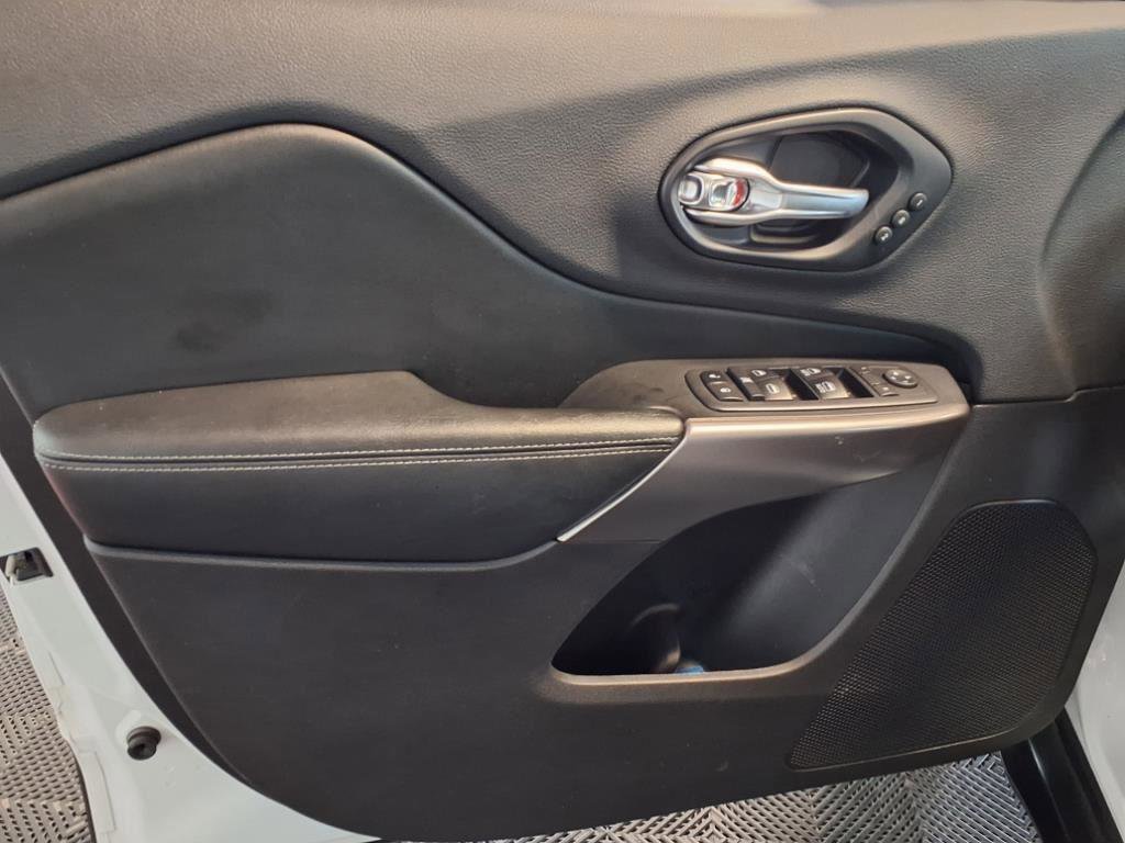 Used 2019 Jeep Cherokee Limited image 18