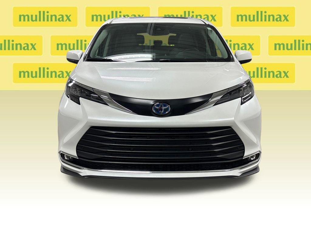 Used 2024 Toyota Sienna XLE FWD image 6