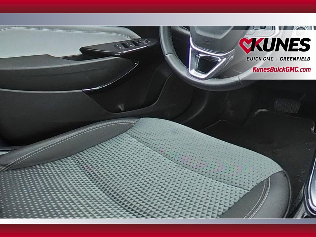 Used 2025 Chevrolet Trax LT w/ LT Convenience Package FWD image 24