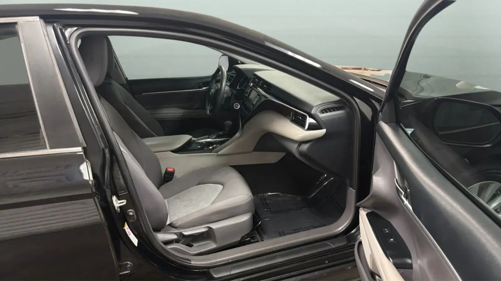 Used 2018 Toyota Camry LE FWD image 21