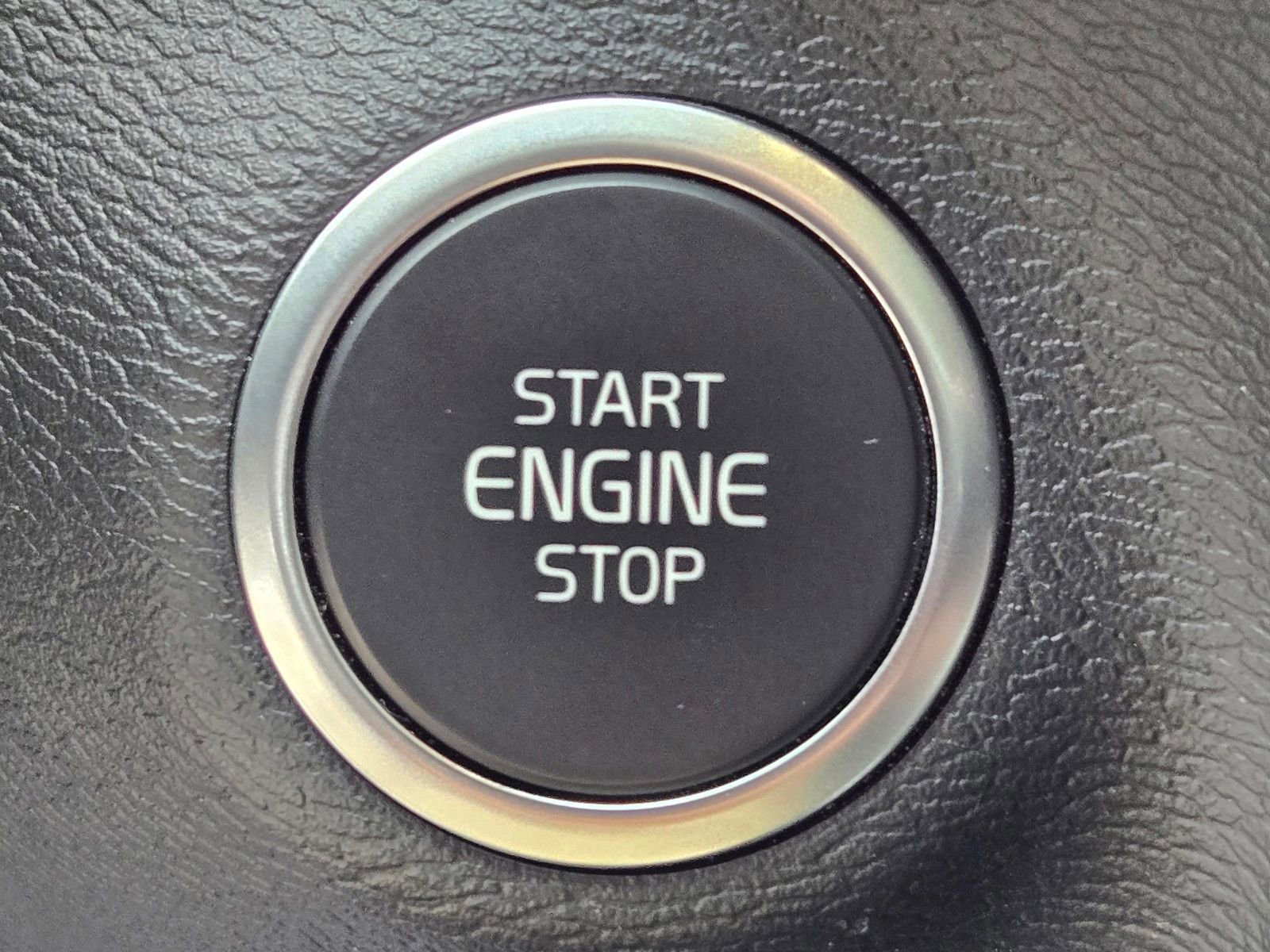 Used 2025 Volvo XC40 B5 Plus image 20