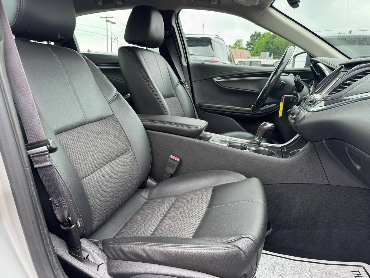 Used 2017 Chevrolet Impala LT FWD image 16