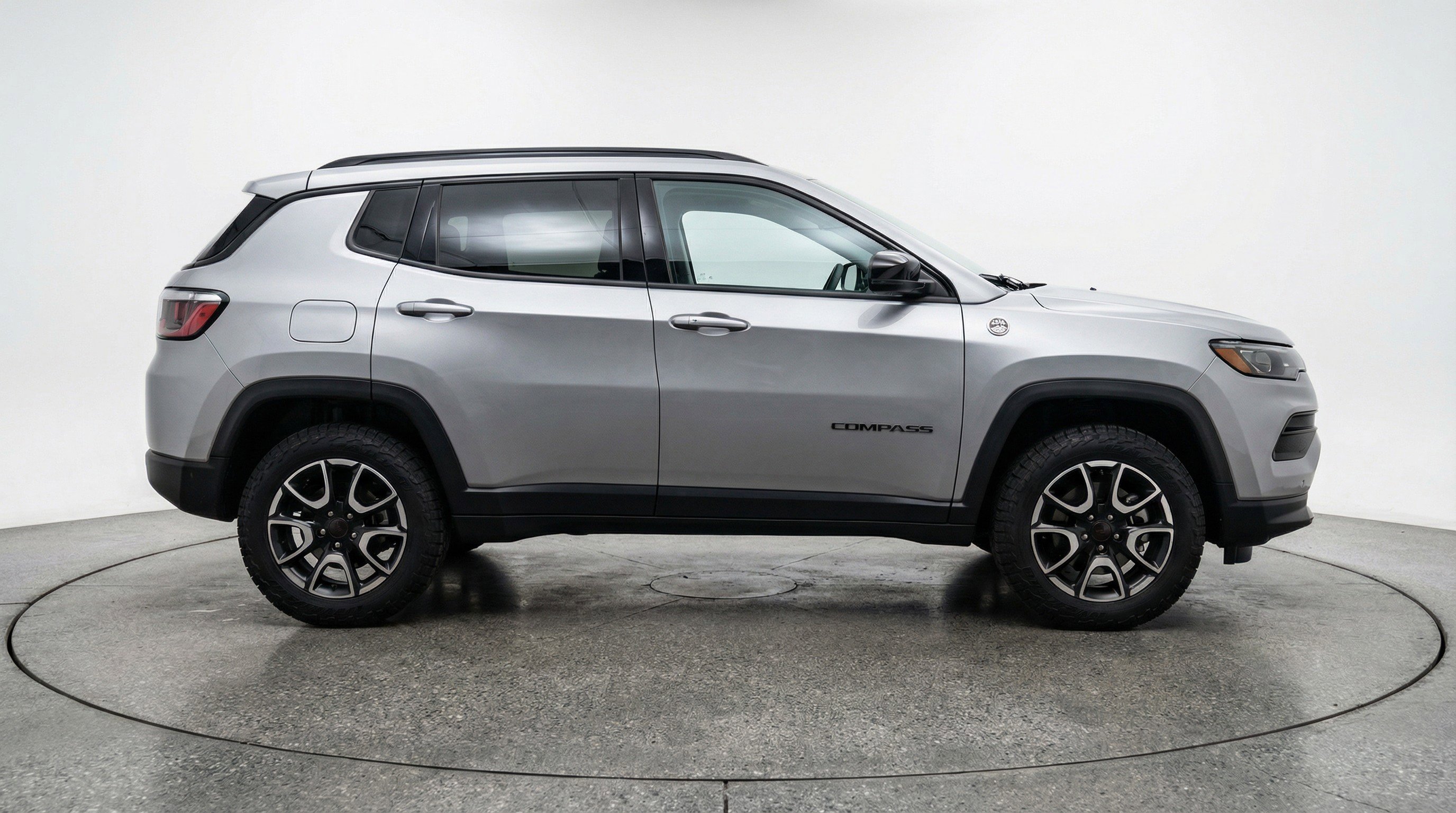 Used 2025 Jeep Compass Trailhawk image 11