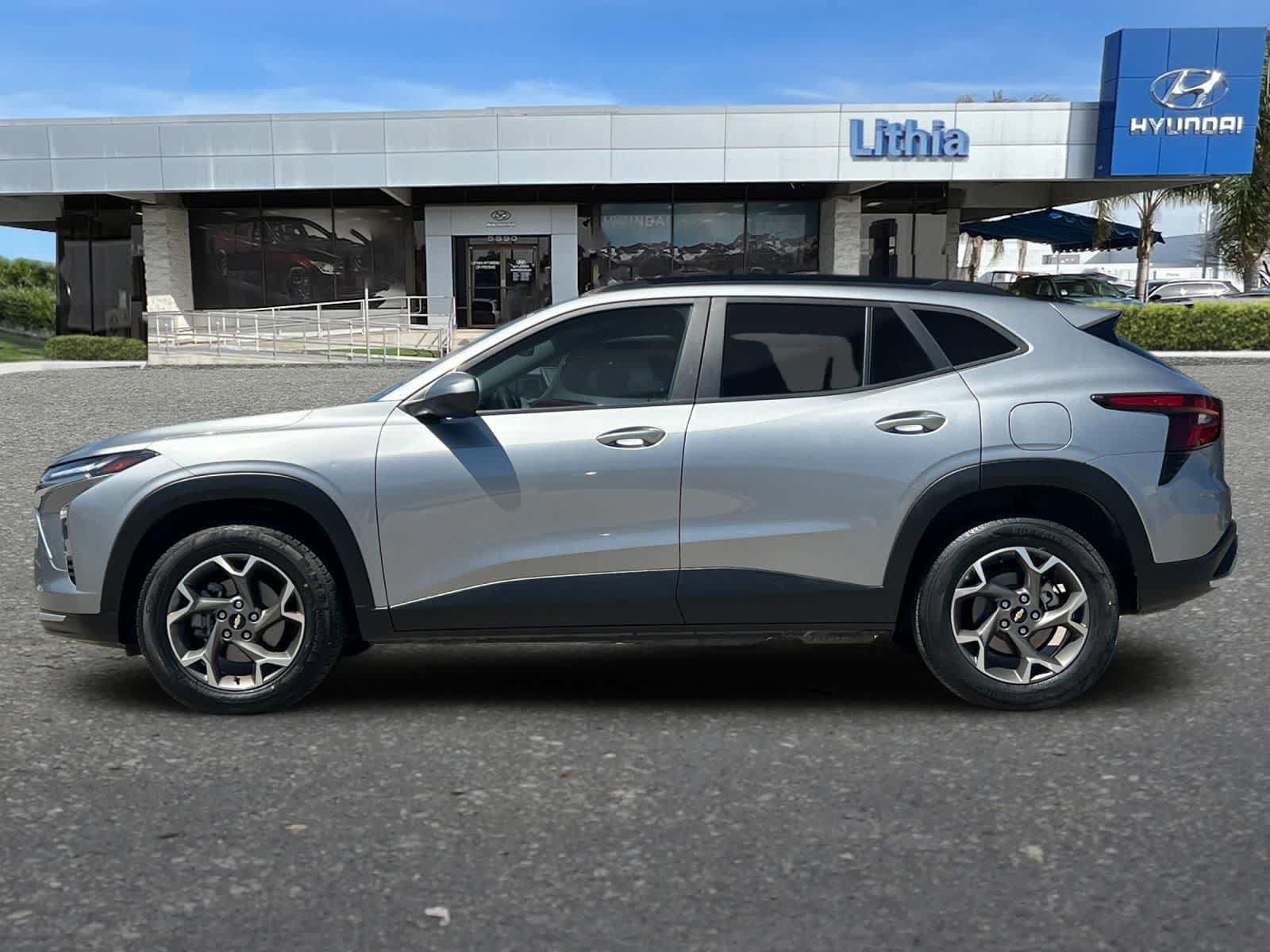 Used 2025 Chevrolet Trax LT FWD image 6