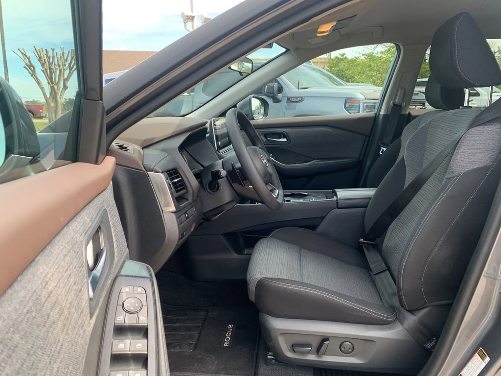 Used 2023 Nissan Rogue SV image 21