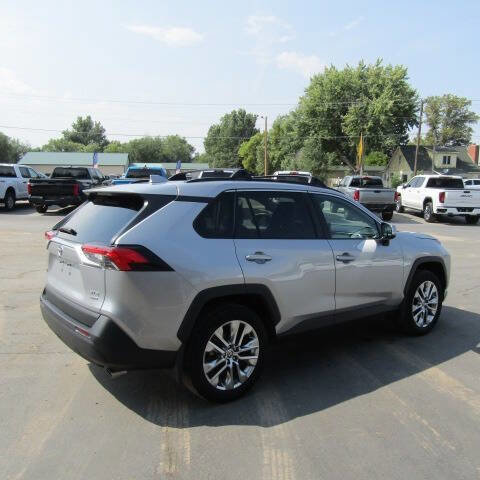 Used 2021 Toyota RAV4 XLE Premium image 4