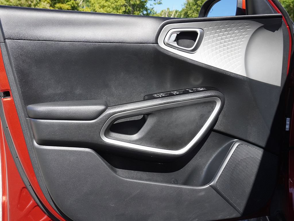 Used 2025 Kia Soul LX w/ LX Technology Package FWD image 19