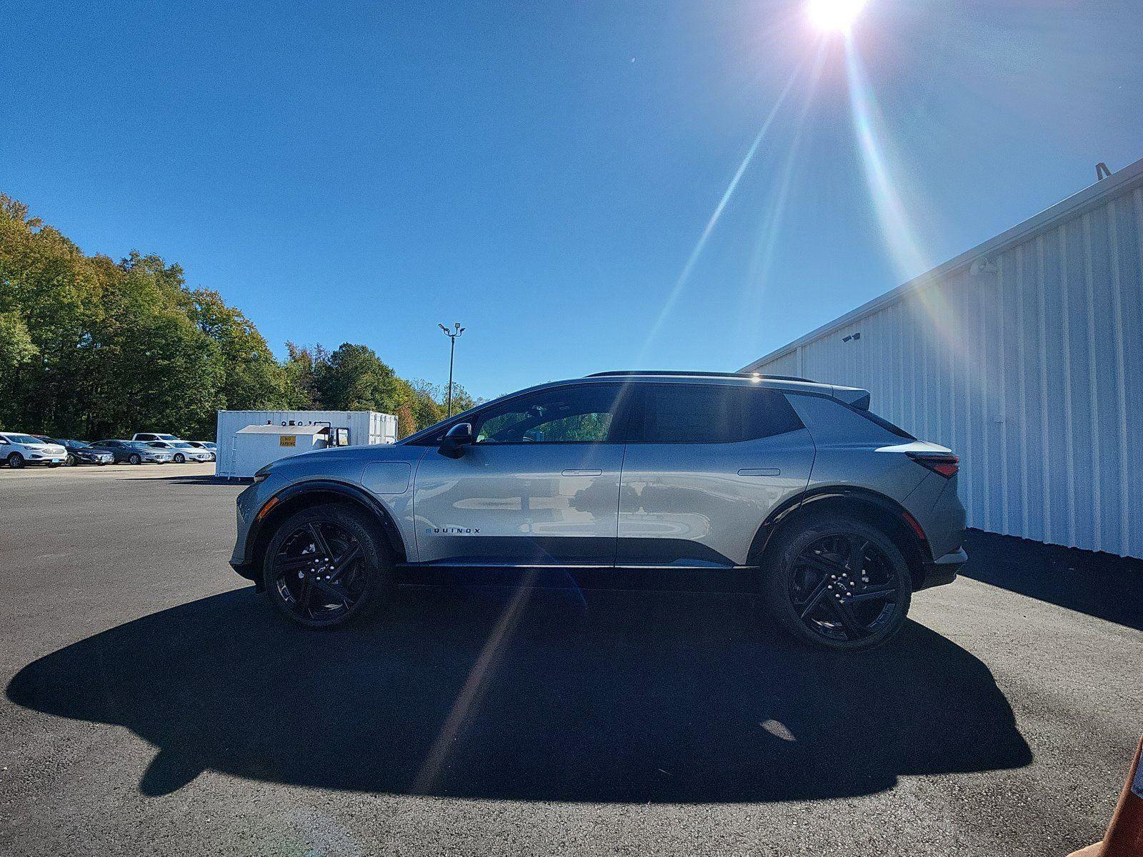 New 2025 Chevrolet Equinox EV RS AWD/4WD image 2
