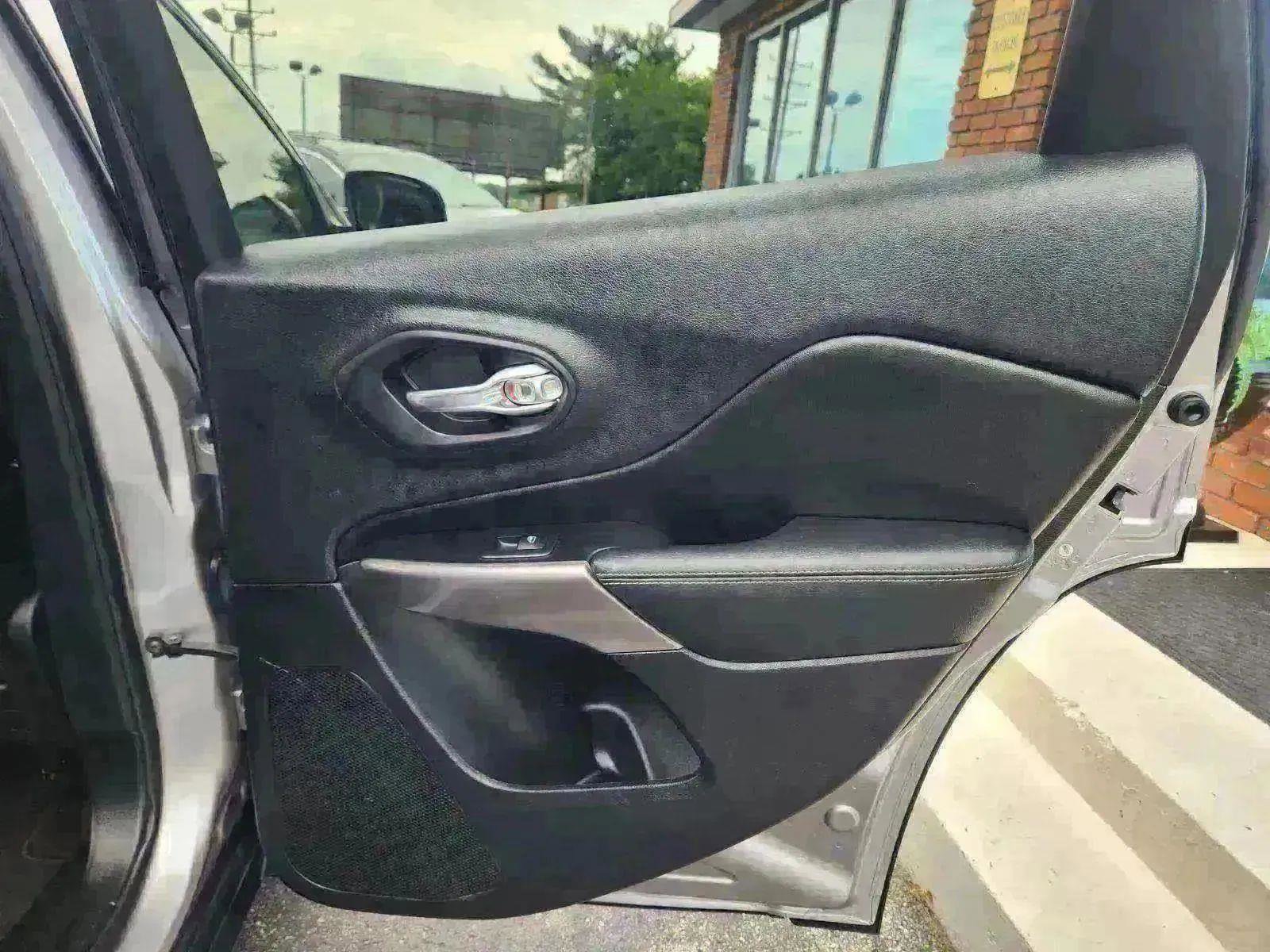 Used 2019 Jeep Cherokee Limited image 45