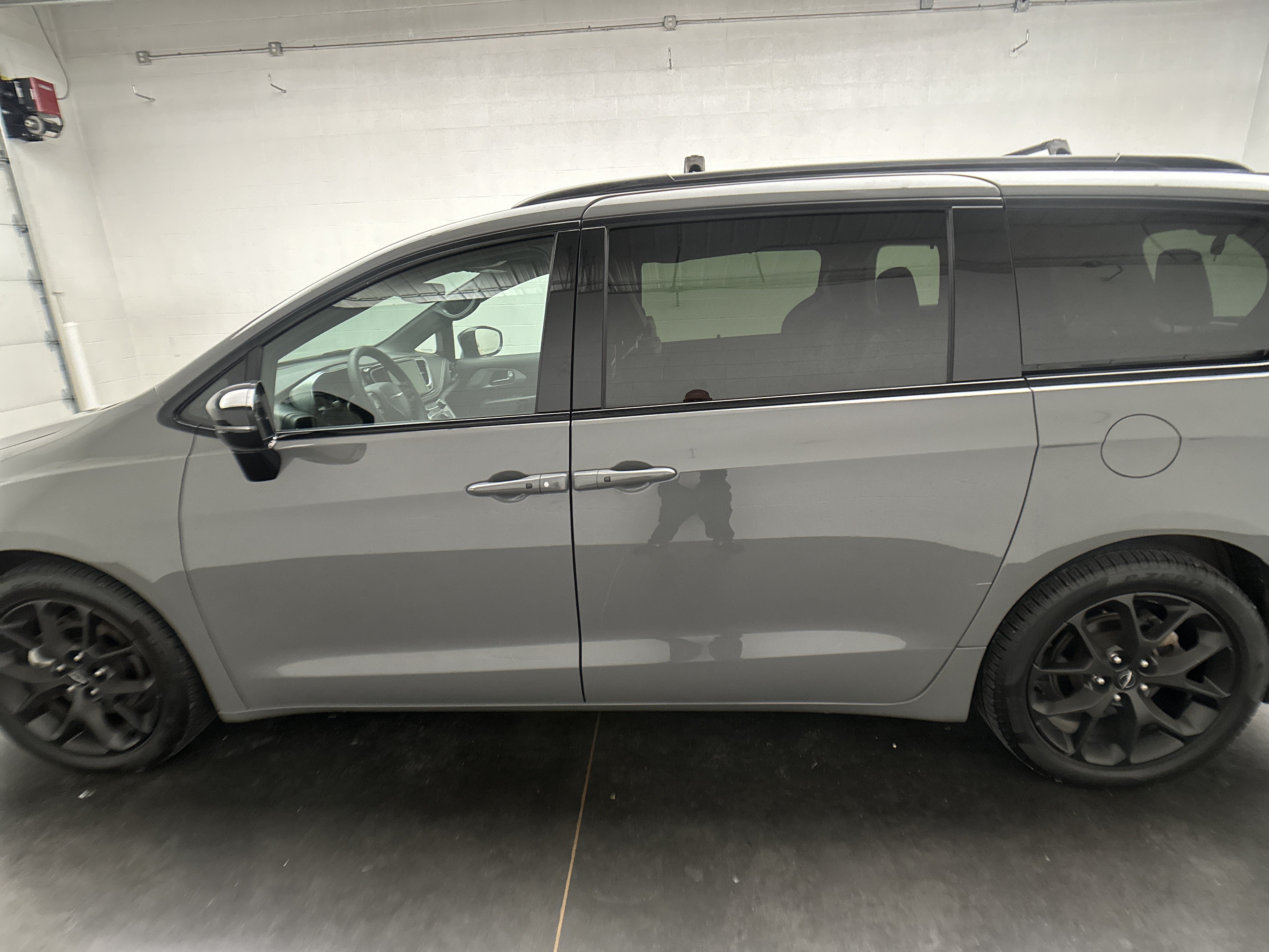 Used 2025 Chrysler Pacifica Limited FWD image 6