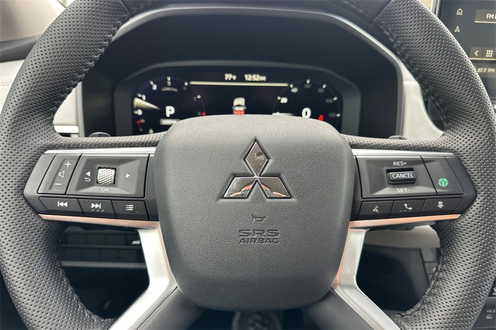 New 2025 Mitsubishi Outlander SE image 24