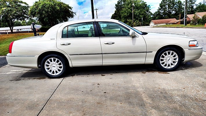 Used 2006 Lincoln Town Car Signature RWD image 10