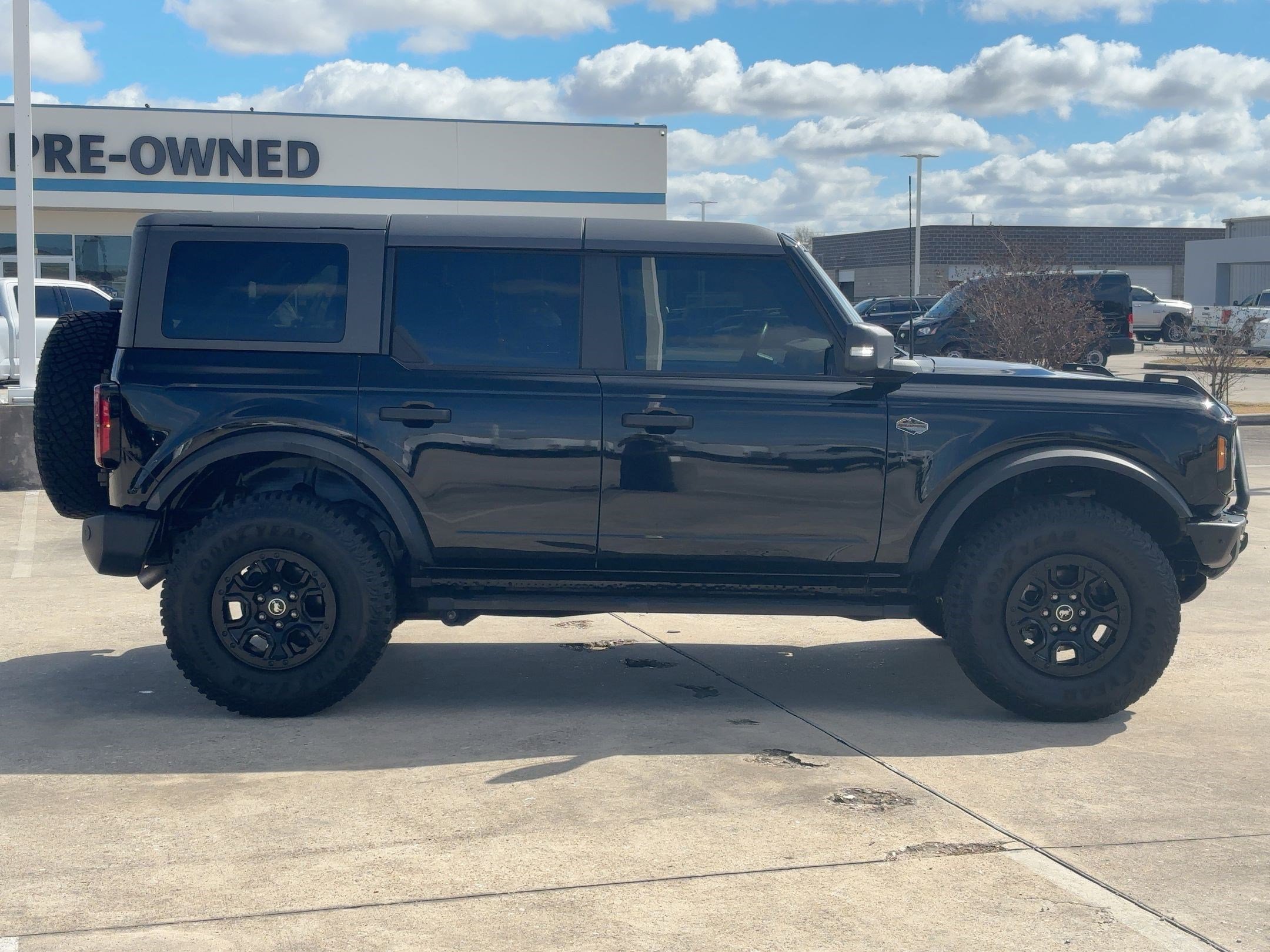 Used 2023 Ford Bronco Wildtrak image 2