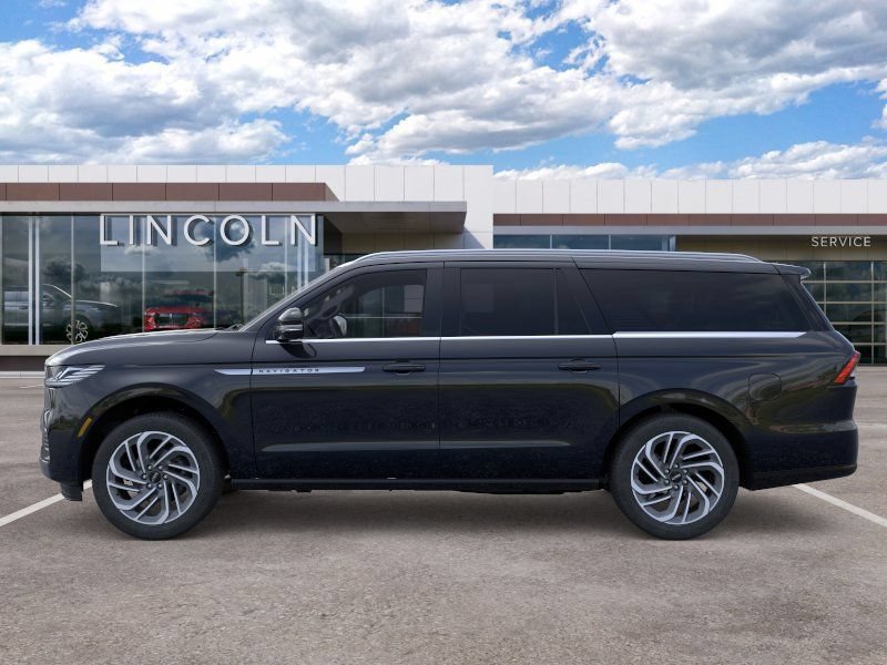 New 2026 Lincoln Navigator L Reserve AWD/4WD image 3