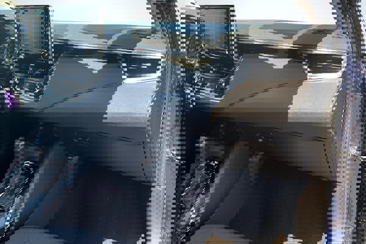 Used 2020 Toyota Corolla LE FWD image 17