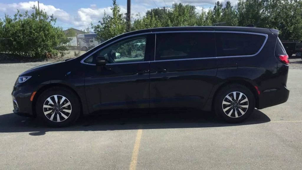 Used 2024 Chrysler Pacifica Select image 5