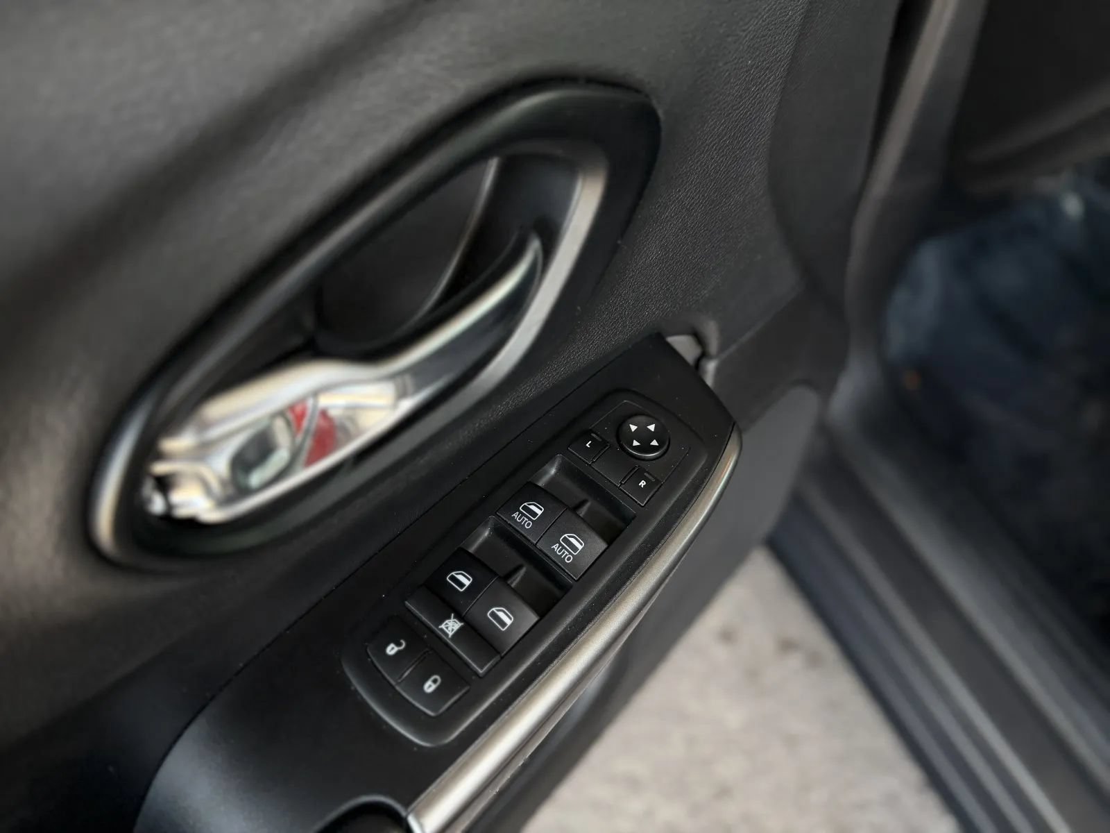 Used 2021 Jeep Cherokee Latitude Lux FWD image 24