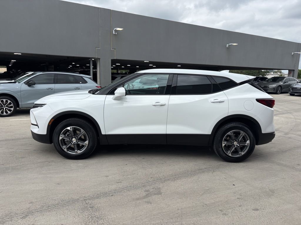 Used 2025 Chevrolet Blazer LT FWD image 9