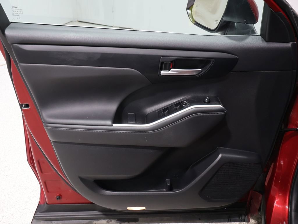 Used 2024 Toyota Highlander XLE image 13