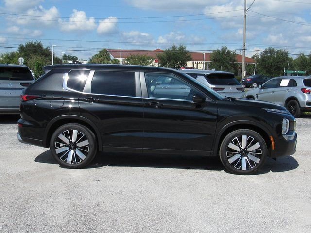 New 2025 Mitsubishi Outlander SE image 2