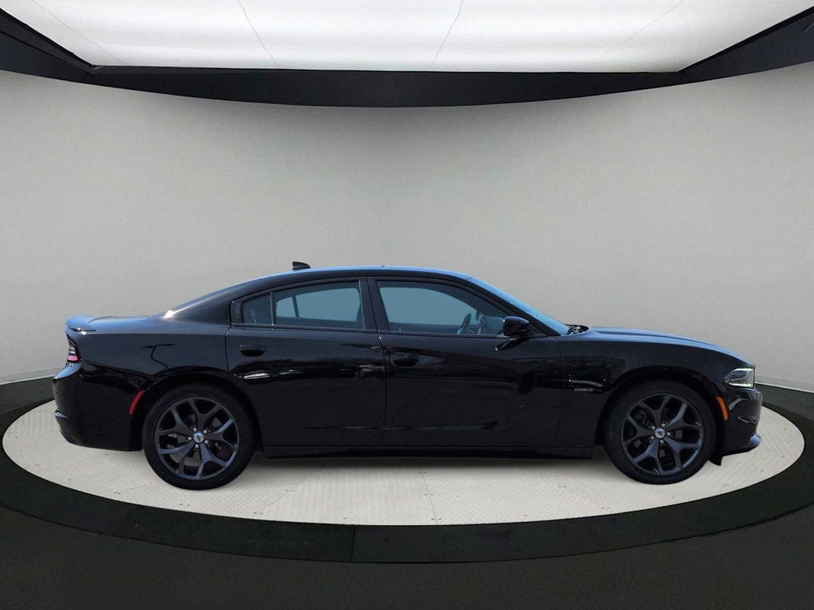 Used 2018 Dodge Charger R/T w/ Plus Group RWD image 9