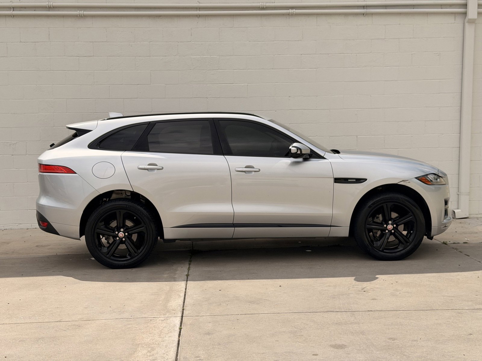 Used 2019 Jaguar F-PACE R-Sport image 3