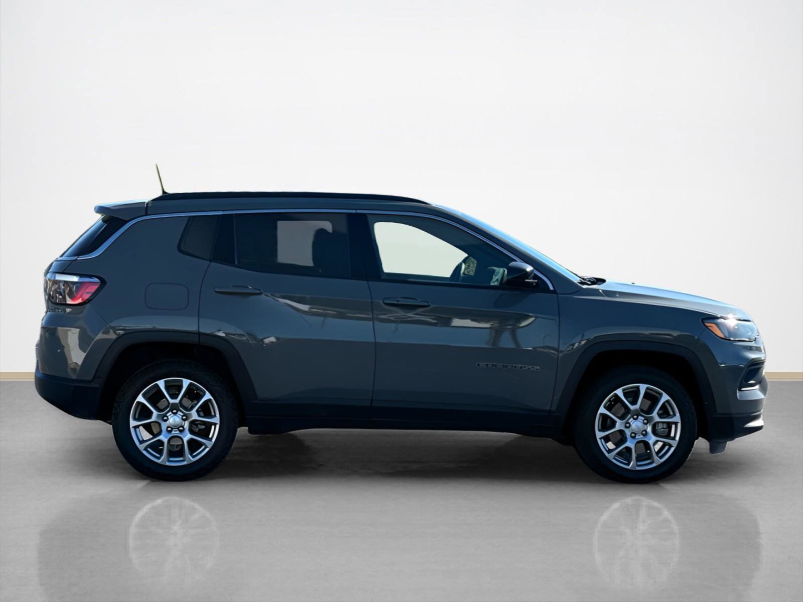 Used 2024 Jeep Compass Latitude image 8