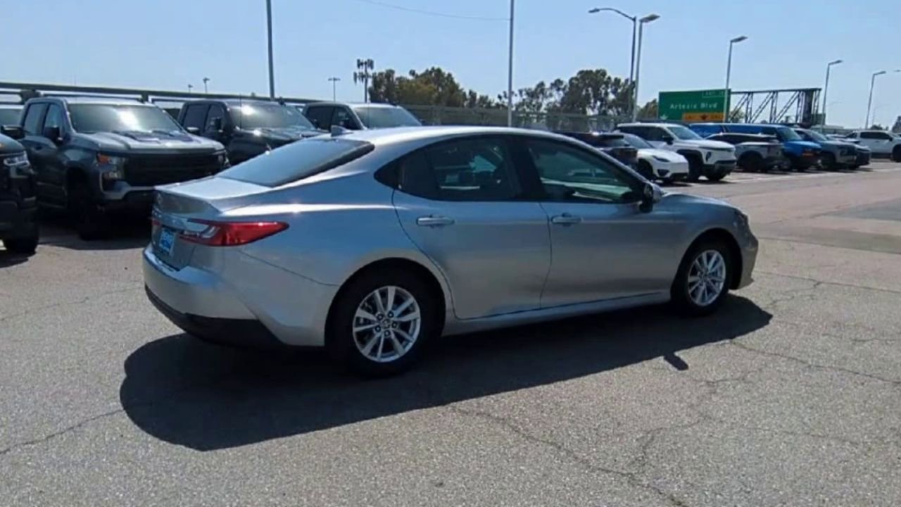 Used 2026 Toyota Camry LE FWD image 8