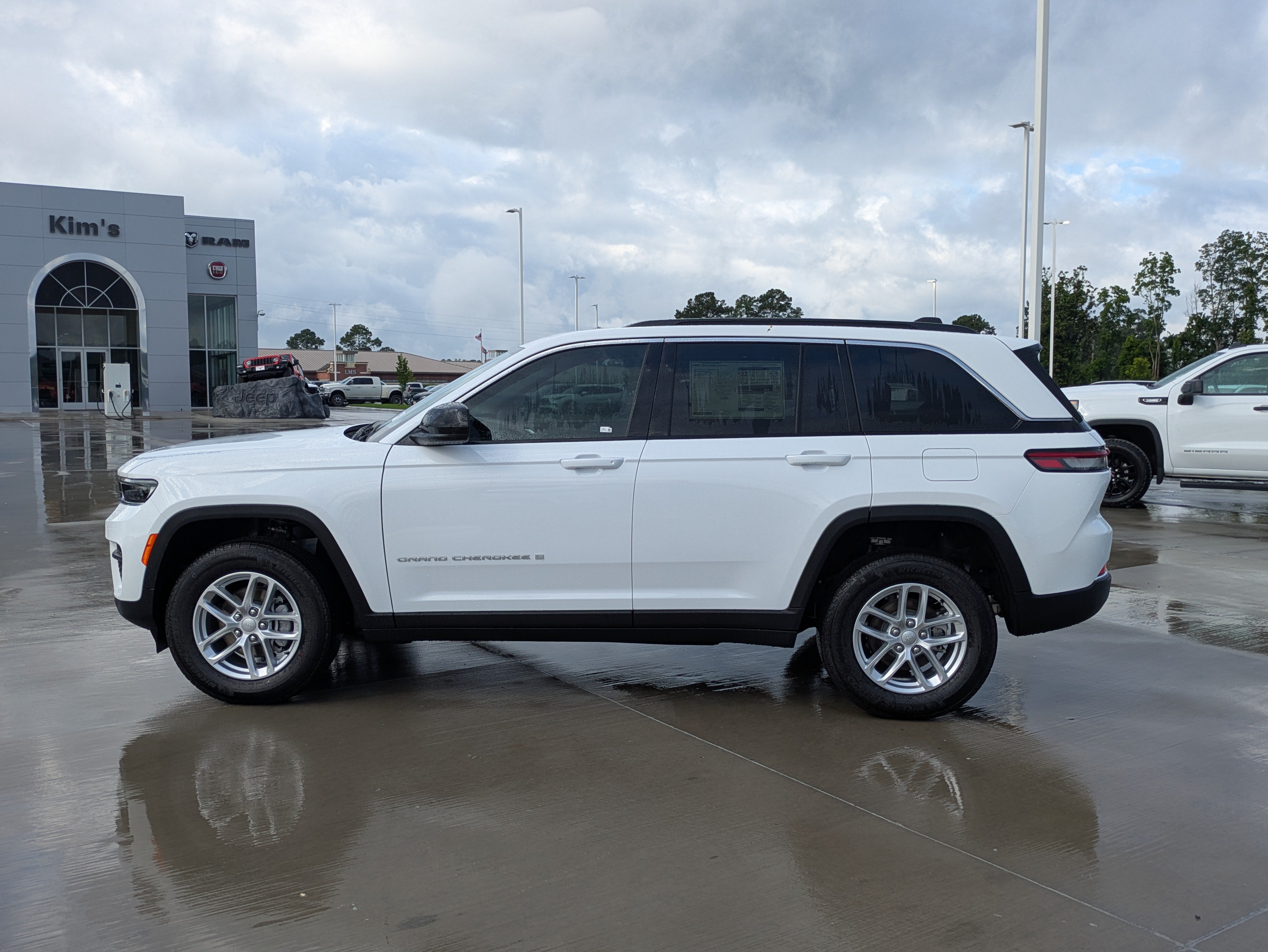 New 2026 Jeep Grand Cherokee Laredo RWD image 2